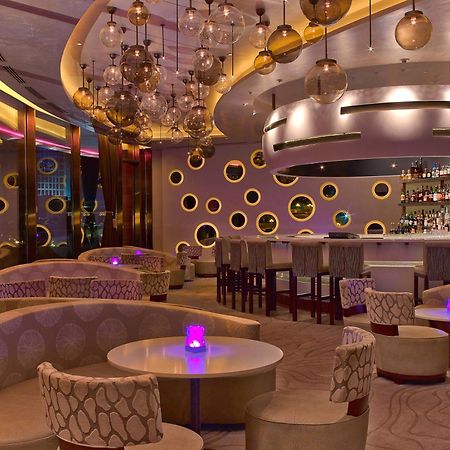 Four Seasons Hotel Ντόχα Εξωτερικό φωτογραφία The bar at the Wynn