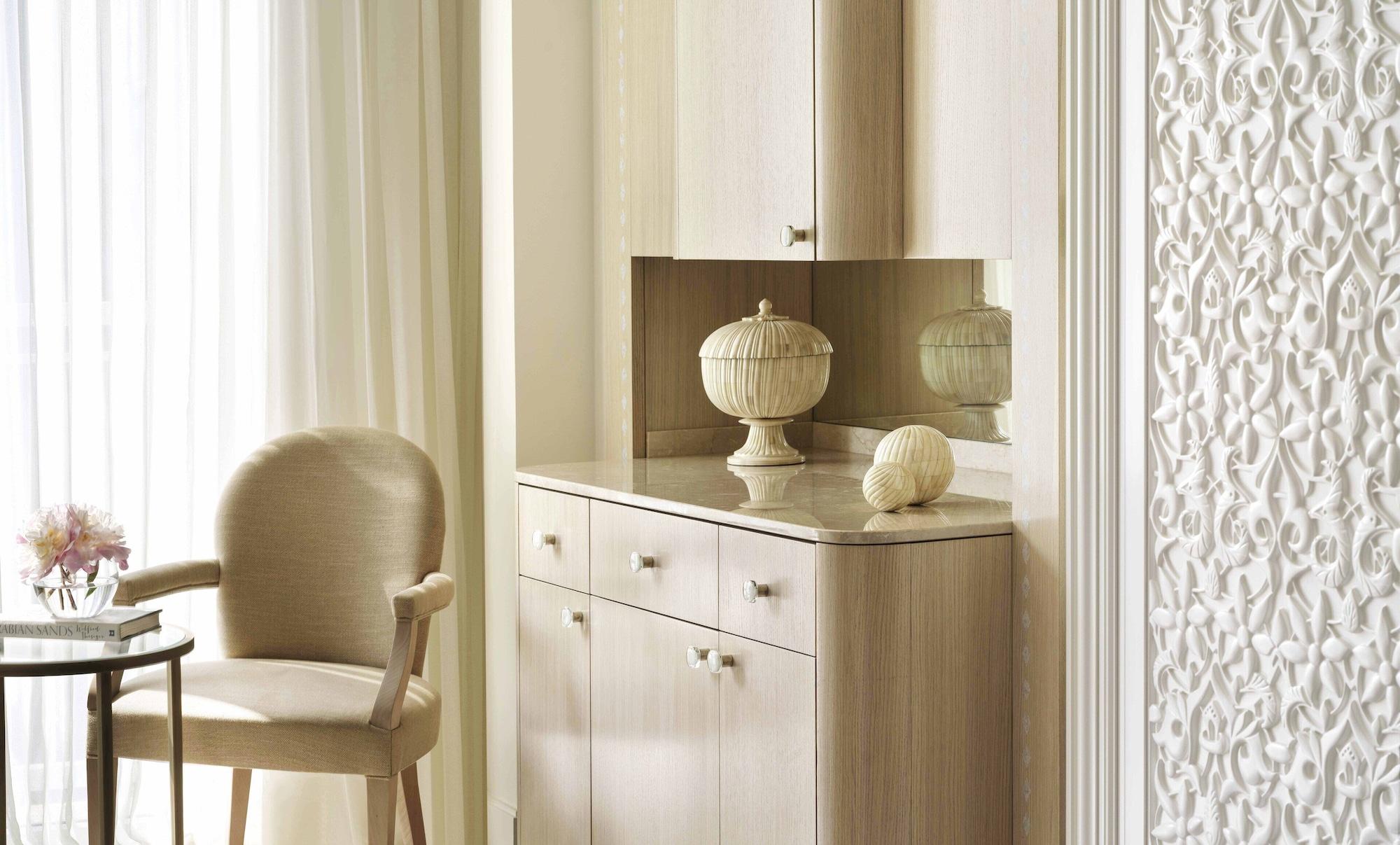 Four Seasons Hotel Ντόχα Εξωτερικό φωτογραφία A modern sideboard