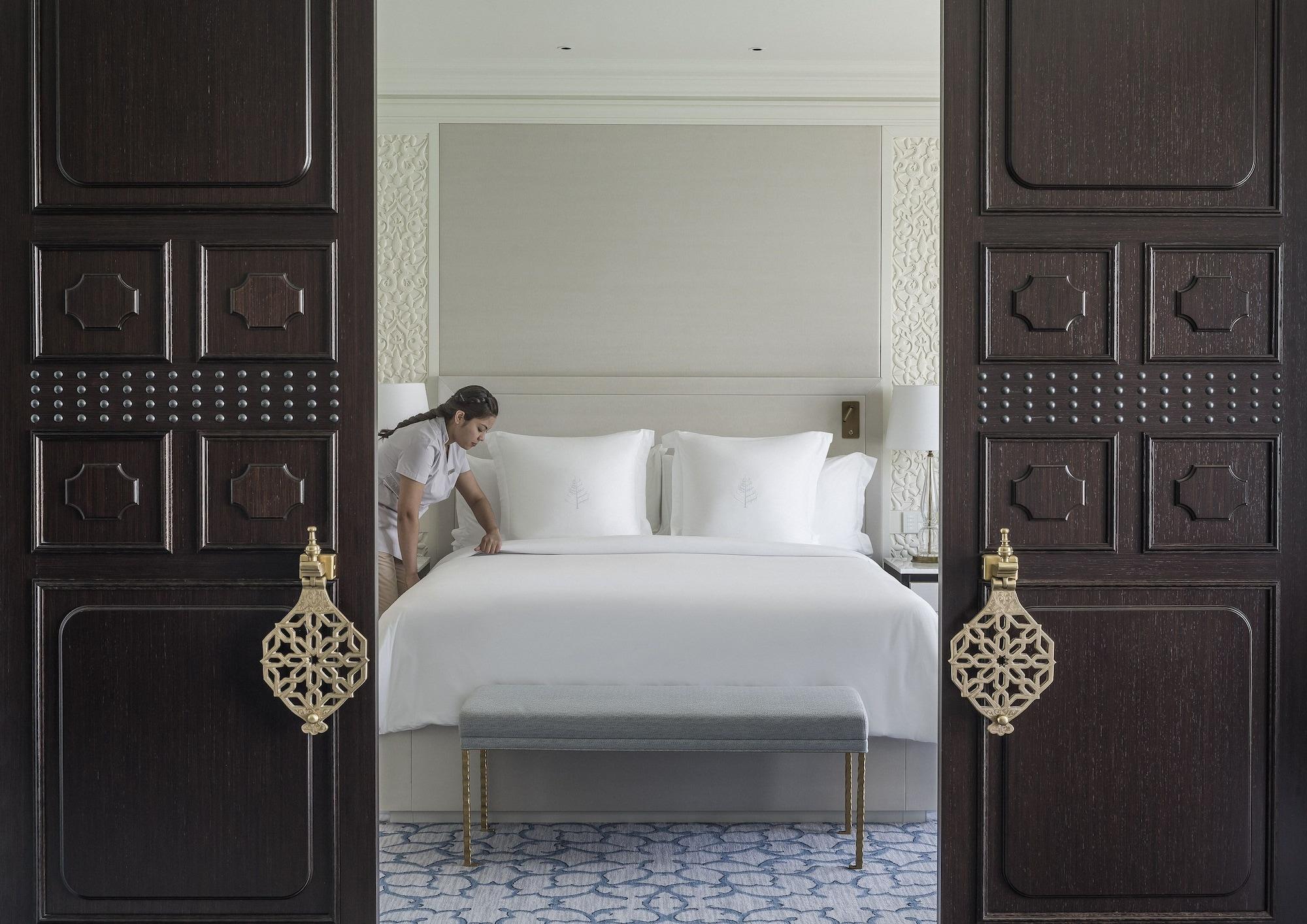 Four Seasons Hotel Ντόχα Εξωτερικό φωτογραφία A guest room at the hotel
