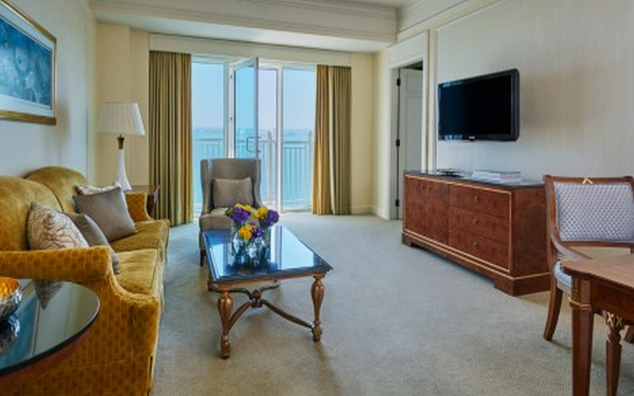 Four Seasons Hotel Ντόχα Εξωτερικό φωτογραφία A living room at the Four Seasons Hotel