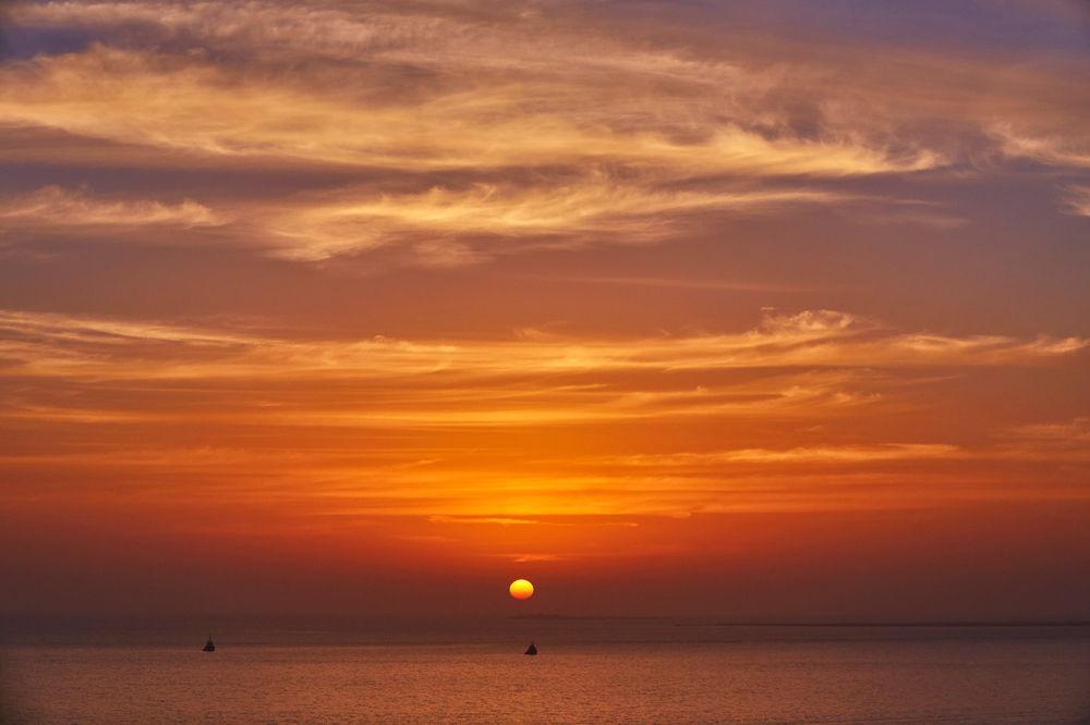 Four Seasons Hotel Ντόχα Εξωτερικό φωτογραφία Sunset over the Gulf of Naples