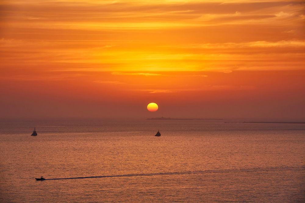 Four Seasons Hotel Ντόχα Εξωτερικό φωτογραφία Sunset over the Gulf of Naples
