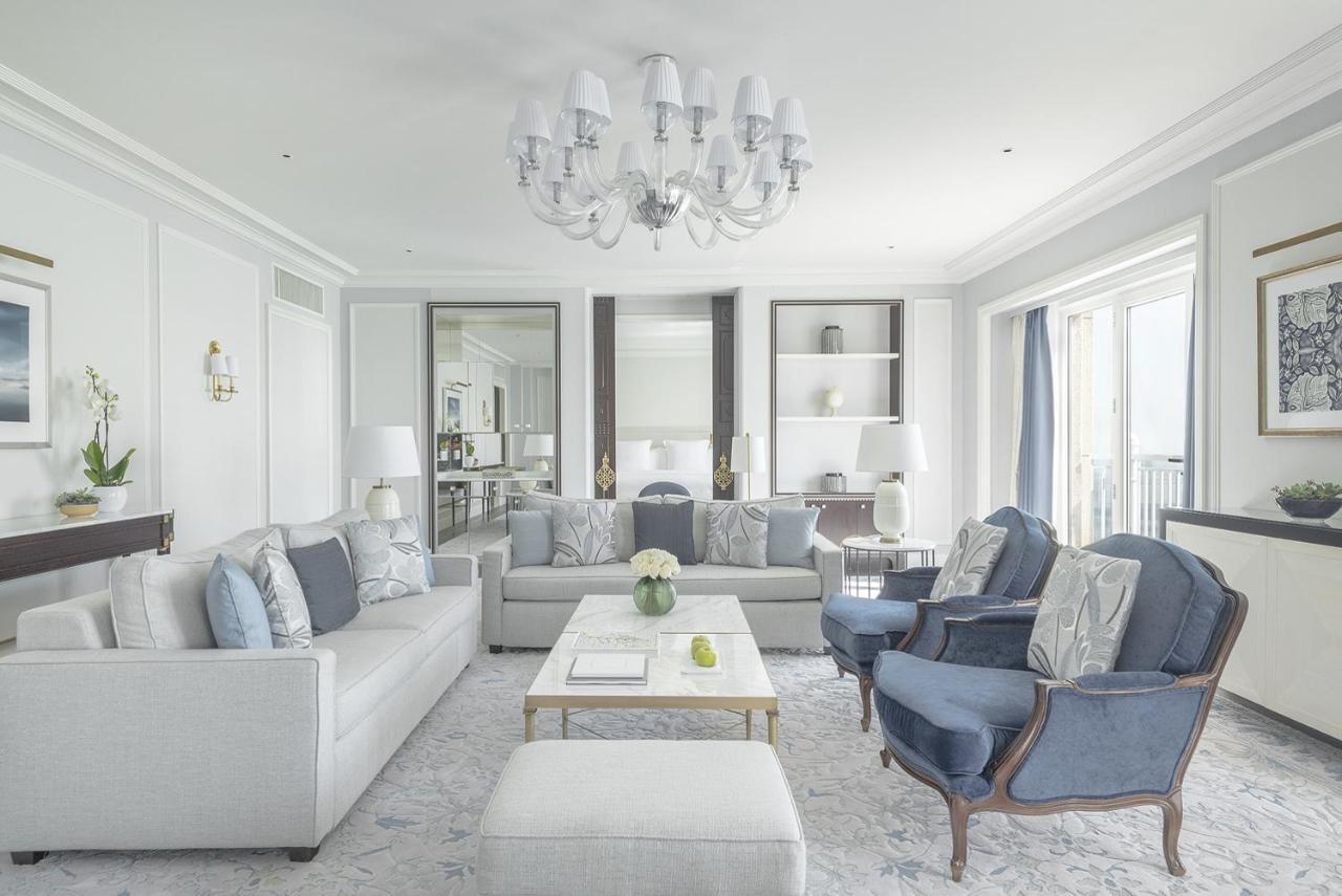 Four Seasons Hotel Ντόχα Εξωτερικό φωτογραφία The living room of a suite at The Ritz-Carlton, Paris