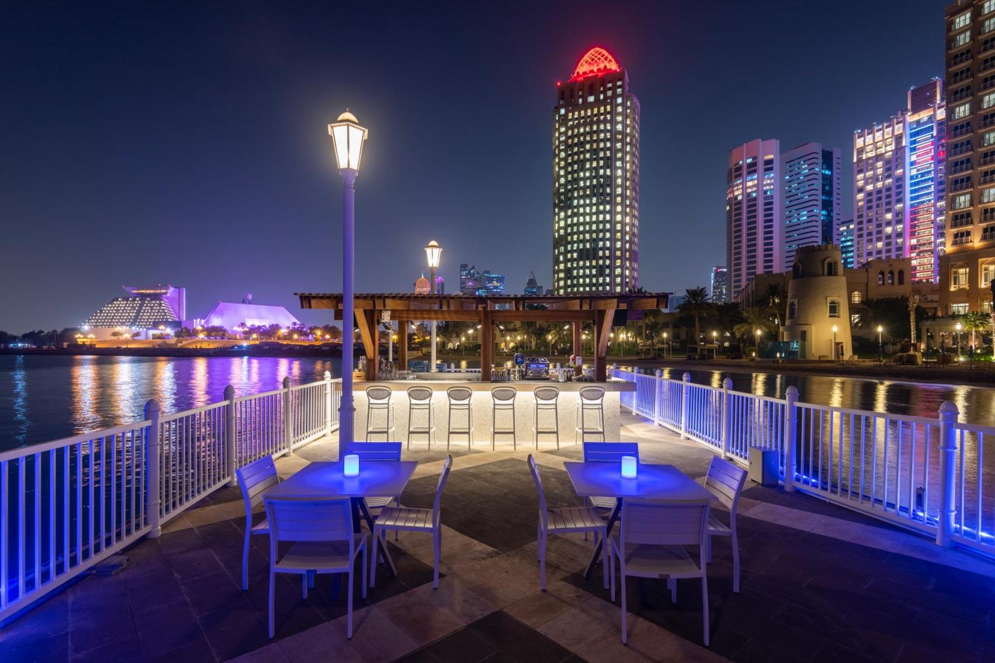 Four Seasons Hotel Ντόχα Εξωτερικό φωτογραφία The Portside Pier at night