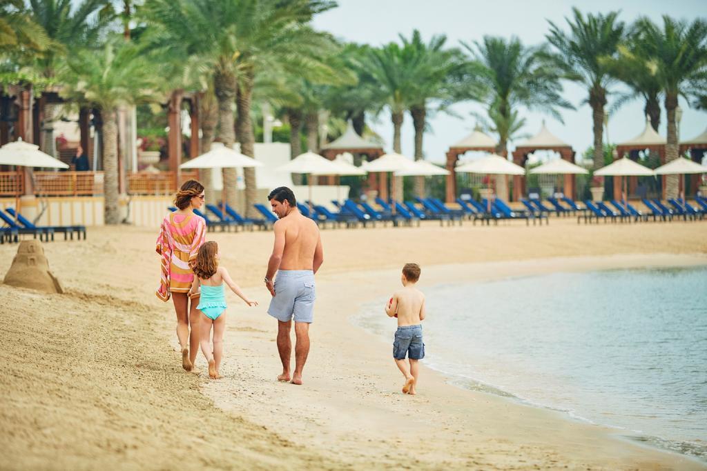 Four Seasons Hotel Ντόχα Εξωτερικό φωτογραφία Family on the beach at Jumeirah Beach Hotel