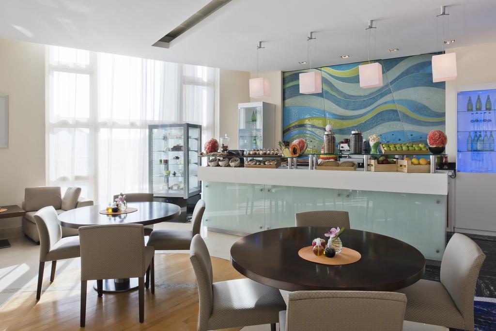 Four Seasons Hotel Ντόχα Εξωτερικό φωτογραφία The Club Lounge at the airport